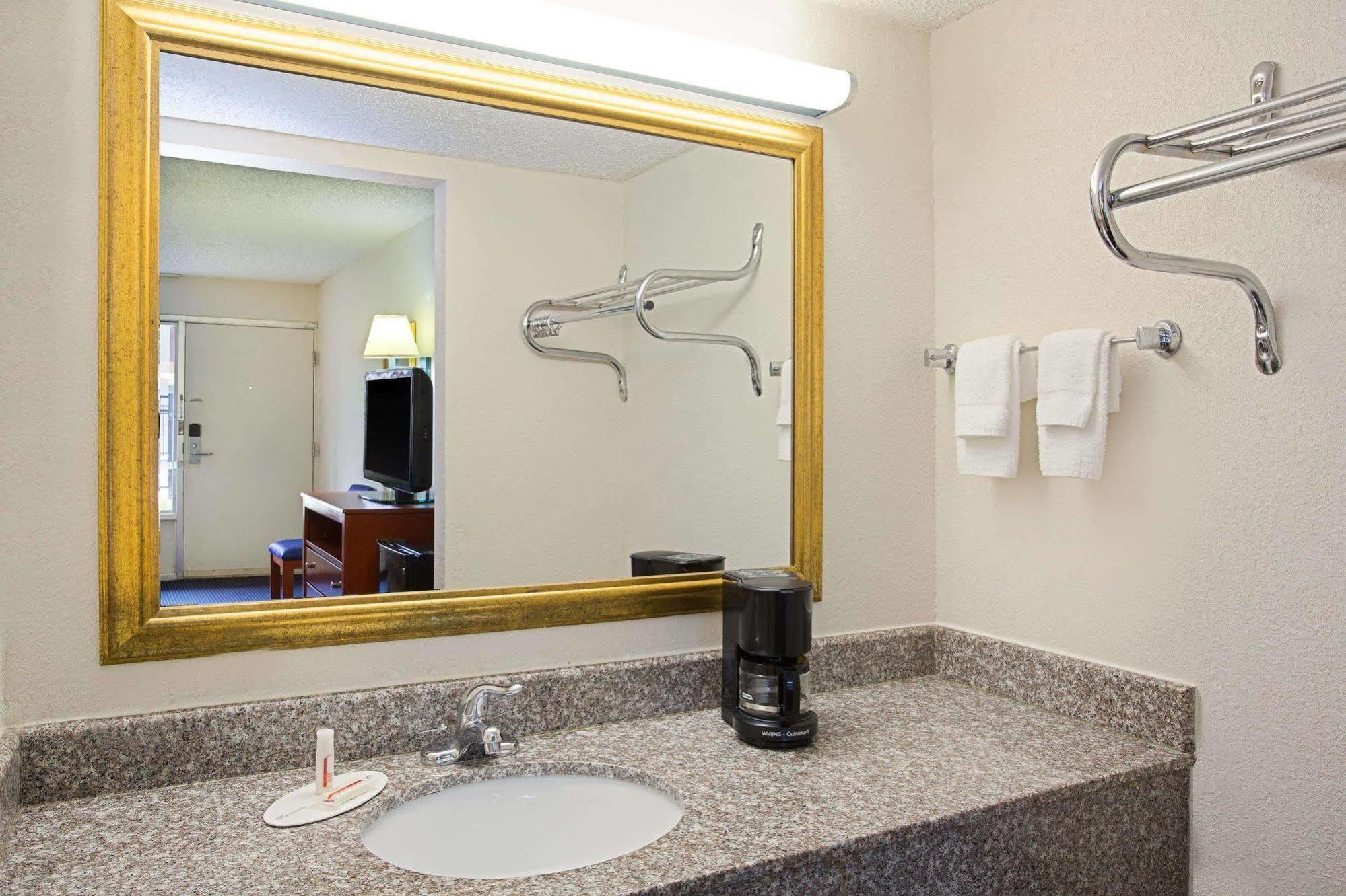 Days Inn By Wyndham Tallahassee-Government Center Eksteriør billede