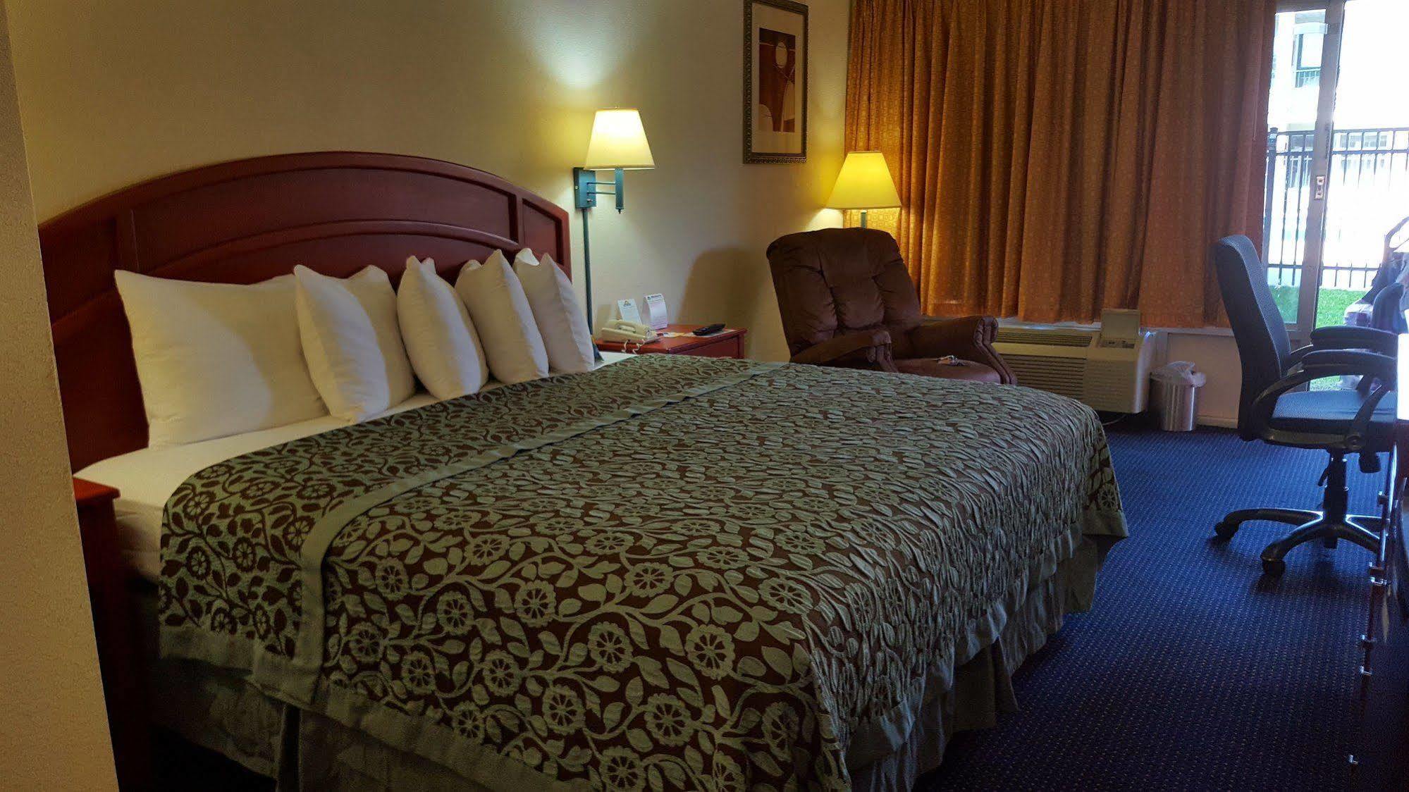 Days Inn By Wyndham Tallahassee-Government Center Eksteriør billede